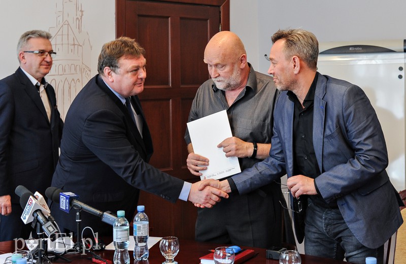 Elbląg, Dziś prezydent Witold Wróblewski podpisał umowę, remont targowiska ruszy niebawem Elbląg, Dziś prezydent Witold Wróblewski podpisał umowę, remont targowiska ruszy niebawem
