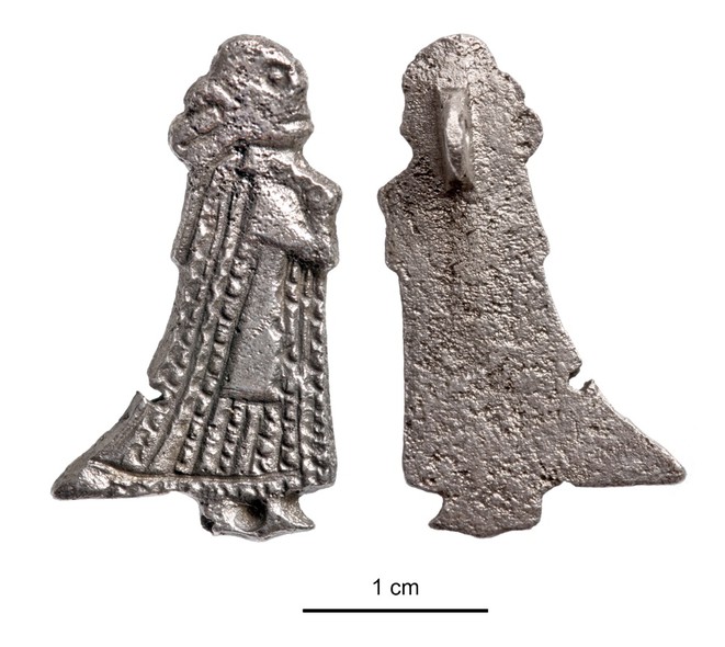 Elbląg, Janów Pomorski/Truso - zawieszka w kształcie postaci kobiecej w długiej sukni. Srebro. Wysokość 2,7 cm, waga 2,64 g, nr inw. 1578/2008 Elbląg, Janów Pomorski/Truso - zawieszka w kształcie postaci kobiecej w długiej sukni. Srebro. Wysokość 2,7 cm, waga 2,64 g, nr inw. 1578/2008