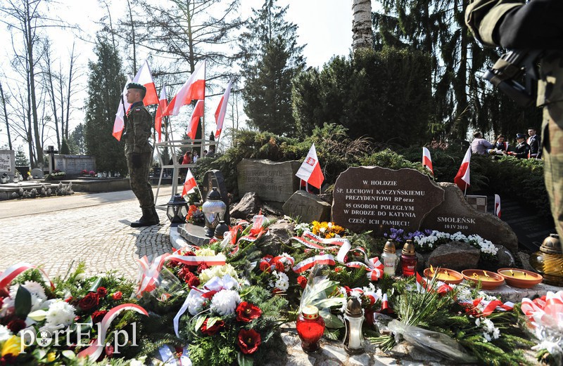 Elbląg, Obchody 8. rocznicy katastrofy smoleńskiej odbyły się pod Krzyżem Katyńskim na cmentarzu Agrykola