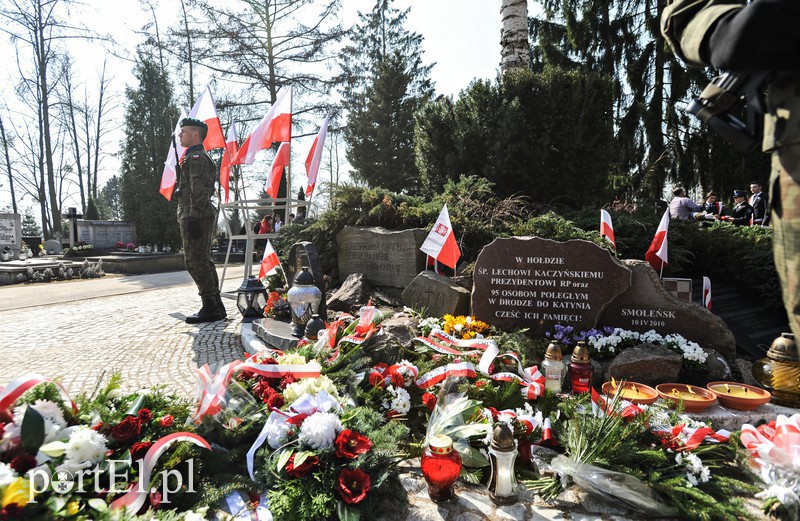 Elbląg, Obchody 8. rocznicy katastrofy smoleńskiej odbyły się pod Krzyżem Katyńskim na cmentarzu Agrykola Elbląg, Obchody 8. rocznicy katastrofy smoleńskiej odbyły się pod Krzyżem Katyńskim na cmentarzu Agrykola