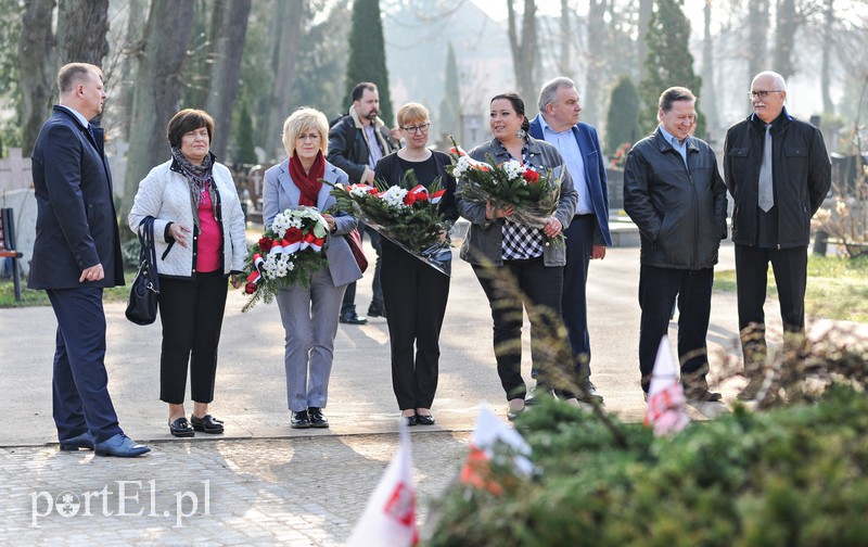 Elbląg, PO składa kwiaty oddzielnie