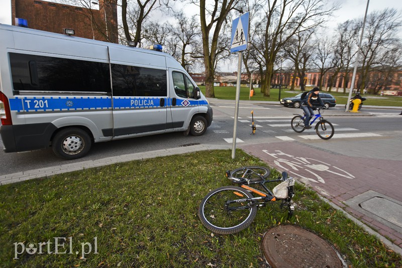 Elbląg, Rowerzysta potrącony na rondzie Elbląg, Rowerzysta potrącony na rondzie
