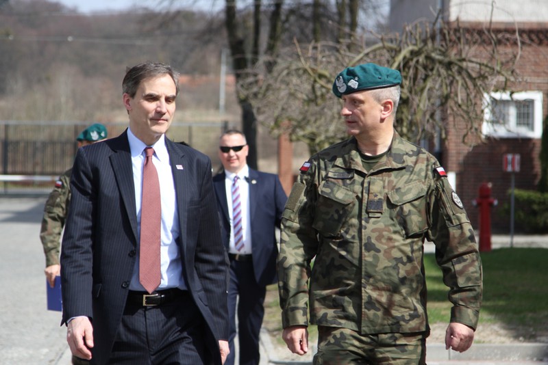 Elbląg, Ambasadora przywitał dowódca dywizji gen. bryg. Krzysztof Motacki Elbląg, Ambasadora przywitał dowódca dywizji gen. bryg. Krzysztof Motacki
