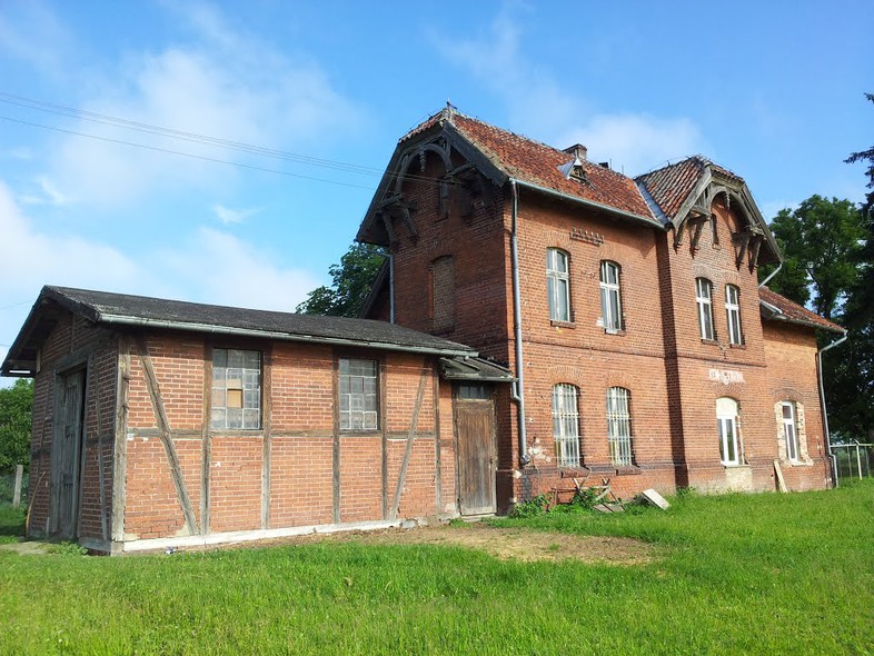 Elbląg, Dawny budynek dworca w miejscowości Pólko. Zdjęcie pochodzi z serwisu mapio.net