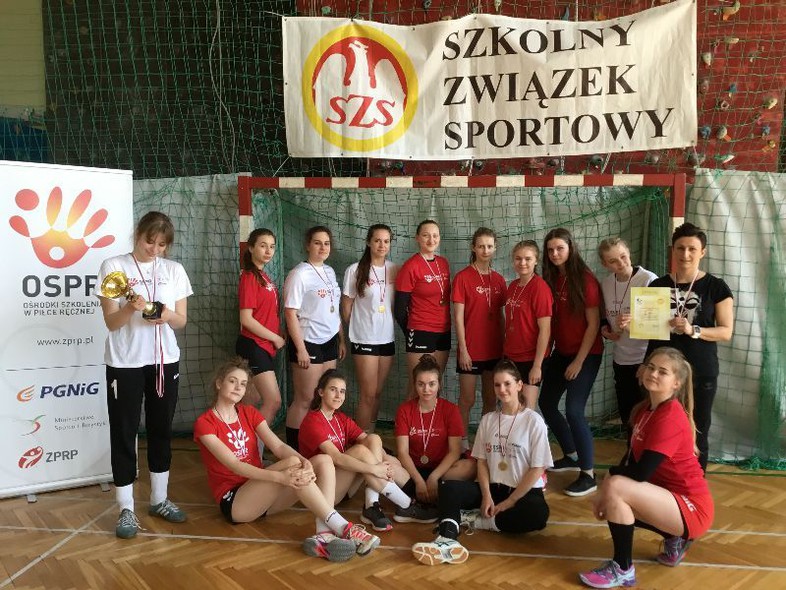 Elbląg, Podwójne mistrzostwo województwa w piłce ręcznej dla IV LO