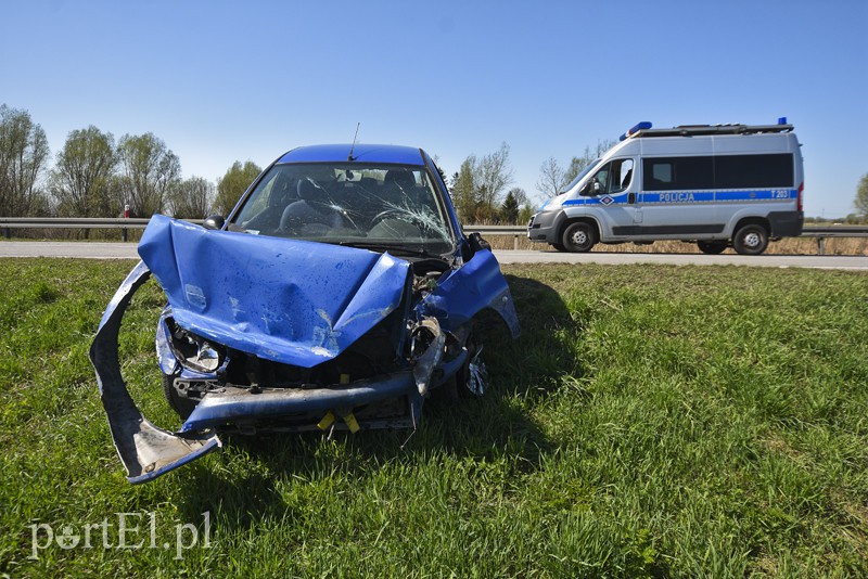 Elbląg, Wyprzedzała na podwójnej ciągłej i uderzyła w barierki Elbląg, Wyprzedzała na podwójnej ciągłej i uderzyła w barierki