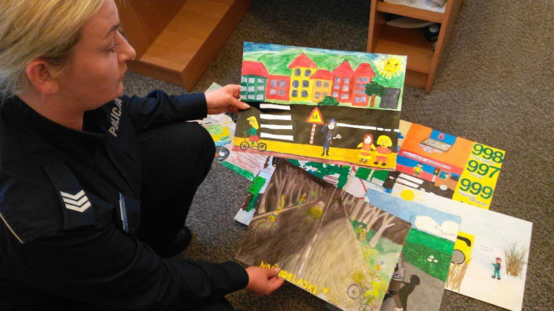 Elbląg, Policjanci wybrali prace na konkurs plastyczny Elbląg, Policjanci wybrali prace na konkurs plastyczny