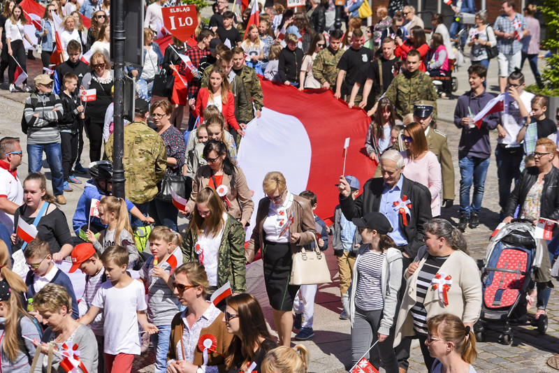 Elbląg, Elblążanie przeszli z 50-metrową flagą spod Ratusza Staromiejskiego do Bramy Targowej Elbląg, Elblążanie przeszli z 50-metrową flagą spod Ratusza Staromiejskiego do Bramy Targowej