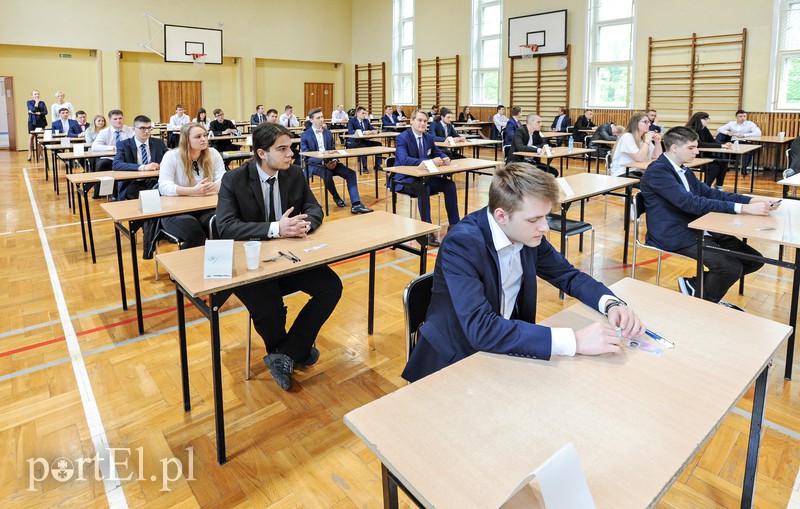 Elbląg, Matury rozpoczęły się tradycyjnie od języka polskiego. Na zdj. uczniowie Technikum Mechanicznego