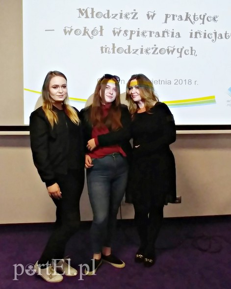 Elbląg, Na zdjęciu inicjatorki powstania Klubu Aktywnej Młodzieży w Elblągu podczas seminarium u Marszałka Województwa Warmińsko - Mazurskiego, uczennice ZSG Alicja Patok i Julia Nadrowska oaz Urszula Olejniczak. Elbląg, Na zdjęciu inicjatorki powstania Klubu Aktywnej Młodzieży w Elblągu podczas seminarium u Marszałka Województwa Warmińsko - Mazurskiego, uczennice ZSG Alicja Patok i Julia Nadrowska oaz Urszula Olejniczak.