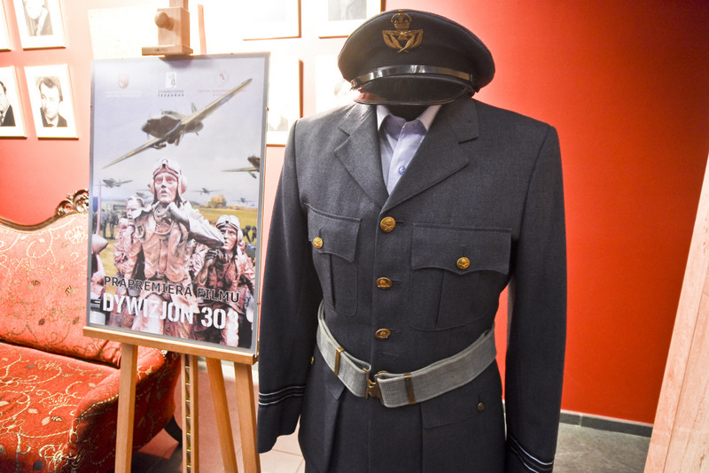 Elbląg, Prapremierze filmu "Dywizjon 303" towarzyszyła wystawa w foyer teatru (na zdj. oryginalny mundur lotnika,