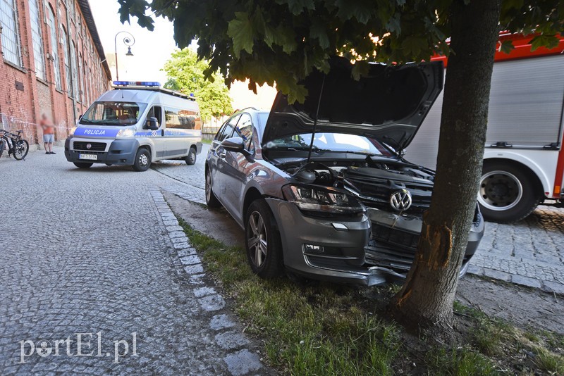 Elbląg, Uderzyła w drzewo na starówce Elbląg, Uderzyła w drzewo na starówce