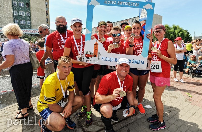 Elbląg, Drużyna portEl.pl już z medalami. Podczas imprezy każdy chętny mógł sobie zrobić zdjęcie w naszej pamiątkowej ramce. Chętnych nie brakowało. Dziękujemy! Elbląg, Drużyna portEl.pl już z medalami. Podczas imprezy każdy chętny mógł sobie zrobić zdjęcie w naszej pamiątkowej ramce. Chętnych nie brakowało. Dziękujemy!