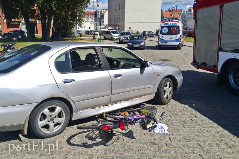 Elbląg, Potrącenie rowerzystki na starówce Elbląg, Potrącenie rowerzystki na starówce