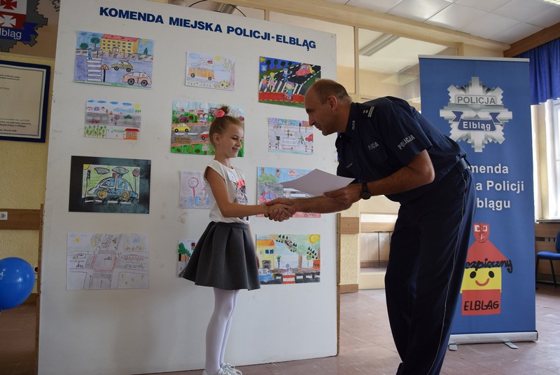 Elbląg, Młodym plastykom gratulował mł. insp. Tomasz Piaskowski, I Zastępca Komendanta Miejskiego Policji w Elblągu Elbląg, Młodym plastykom gratulował mł. insp. Tomasz Piaskowski, I Zastępca Komendanta Miejskiego Policji w Elblągu