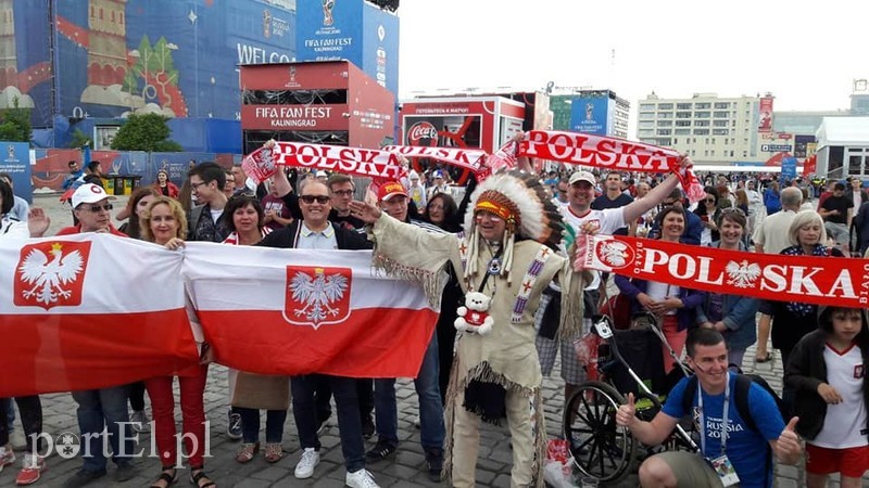 Elbląg, Indianin Janusz Pijanka z kibicami w fan zonie w centrum Kaliningradu