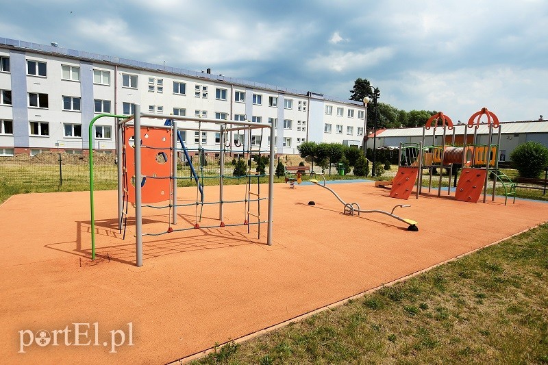Elbląg, Plac zabaw przy EUH-E powstał z myślą o najmłodszych uczniach Elbląg, Plac zabaw przy EUH-E powstał z myślą o najmłodszych uczniach
