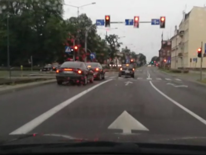 Elbląg, Sytuacja miała miejsce 5 czerwca tego roku około godz. 7.50 przy ulicy Pocztowej w Elblągu (kadr z filmu) Elbląg, Sytuacja miała miejsce 5 czerwca tego roku około godz. 7.50 przy ulicy Pocztowej w Elblągu (kadr z filmu)
