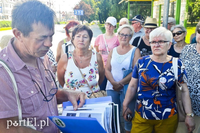 Elbląg, Leszek Marcinkowski, prezes elbląskiego Oddziału PTTK, opowiada o historii czołgu stojącego przy al. Armii Krajowej Elbląg, Leszek Marcinkowski, prezes elbląskiego Oddziału PTTK, opowiada o historii czołgu stojącego przy al. Armii Krajowej