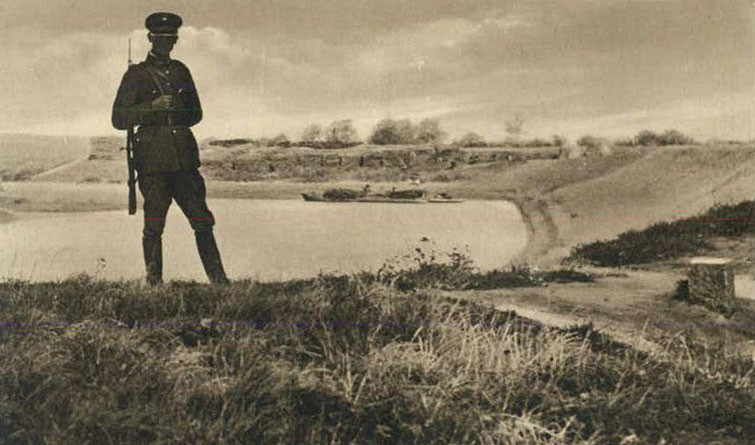 Elbląg, Polski żołnierz patroluje granicę polsko-niemiecką w dwudziestoleciu międzywojennym. Zdjęcie stanowi jedynie ilustrację tekstu