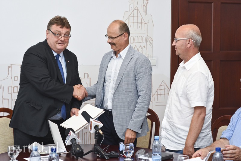 Elbląg, Umowę na remont szkół podpisali prezydent Witold Wróblewski i Piotr Boryszewski, prezes Elzambudu Elbląg, Umowę na remont szkół podpisali prezydent Witold Wróblewski i Piotr Boryszewski, prezes Elzambudu