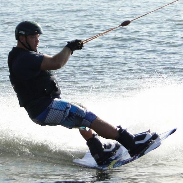 Elbląg, - Woda to mój żywioł - mówi pan Jacek, który w wolnych chwilach trenuje wakeboard, czyli pływanie na desce za motorówką lub na specjalnym wyciągu Elbląg, - Woda to mój żywioł - mówi pan Jacek, który w wolnych chwilach trenuje wakeboard, czyli pływanie na desce za motorówką lub na specjalnym wyciągu