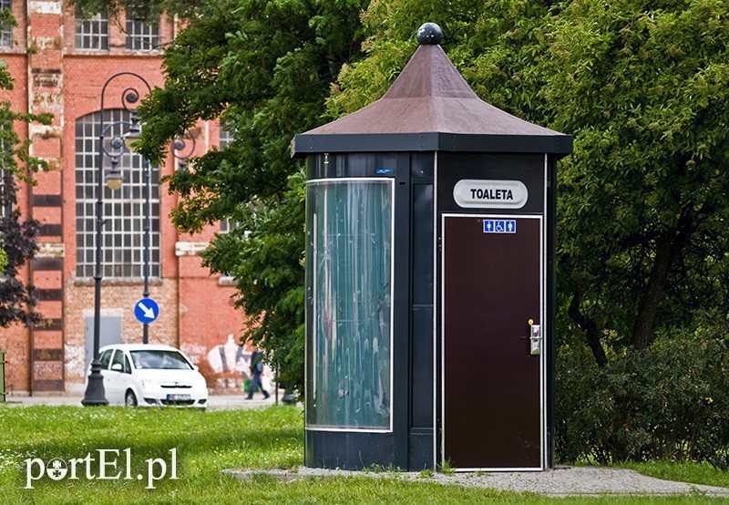 Elbląg, Jeden z miejskich szaletów stoi przy ul. Wodnej Elbląg, Jeden z miejskich szaletów stoi przy ul. Wodnej
