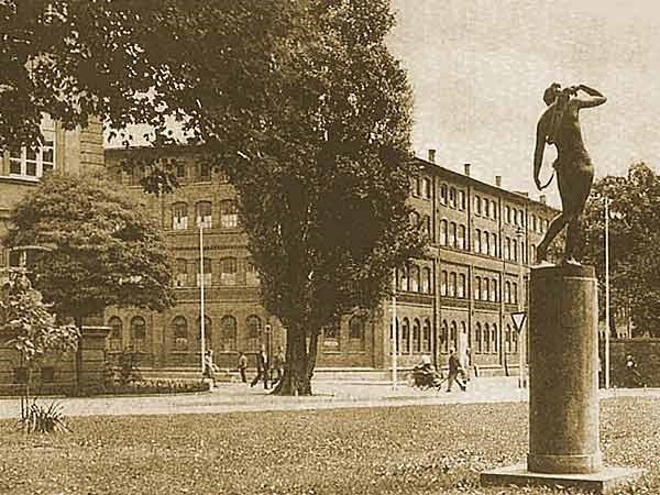 Elbląg, Pomnik nagiej Diany przed Szkołą Cesarzowej Augusty-Wiktorii (dzisiaj I LO) Elbląg, Pomnik nagiej Diany przed Szkołą Cesarzowej Augusty-Wiktorii (dzisiaj I LO)
