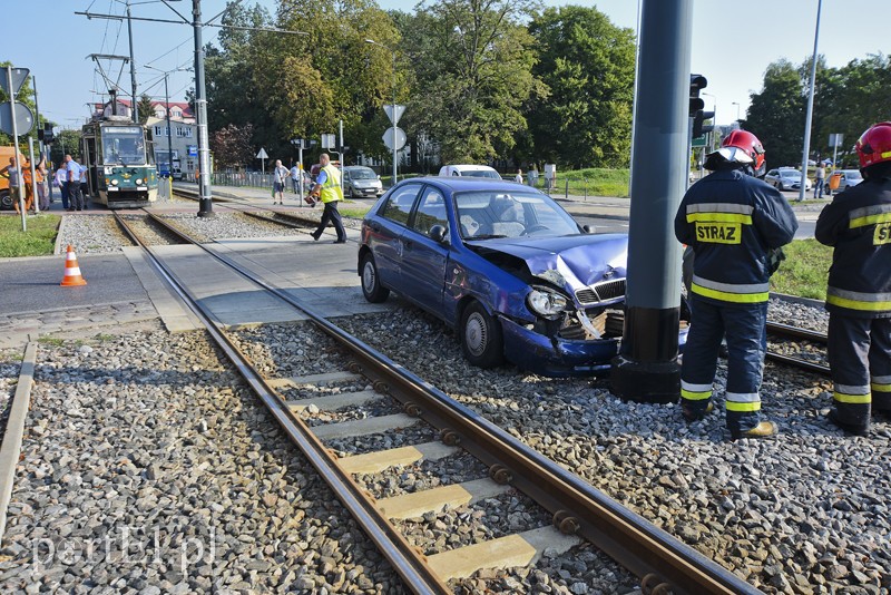 Elbląg, 83-latek uderzył w tramwaj na rondzie