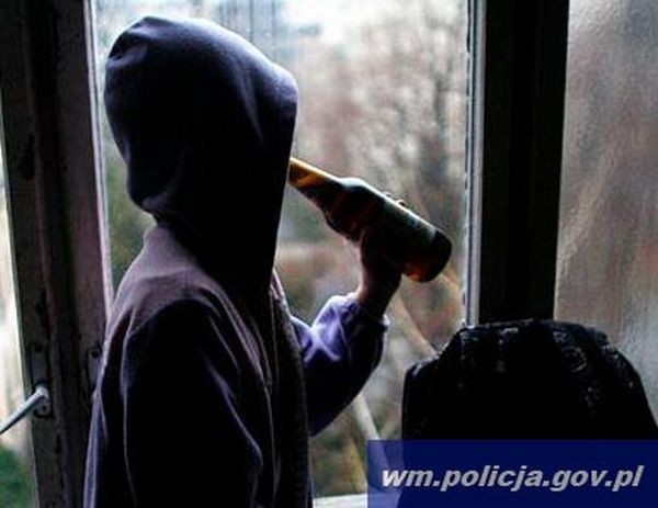 Elbląg, Nastolatkowie piją na umór, policja apeluje do rodziców Elbląg, Nastolatkowie piją na umór, policja apeluje do rodziców