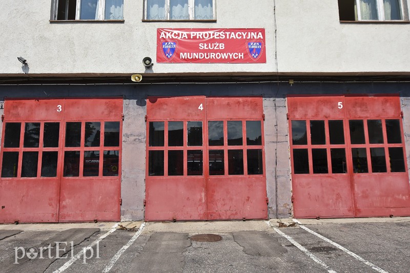 Elbląg, Elbląskie jednostki straży pożarnej są oflagowane, a samochody ratowniczo-gaśnicze zostały opatrzone ulotkami Elbląg, Elbląskie jednostki straży pożarnej są oflagowane, a samochody ratowniczo-gaśnicze zostały opatrzone ulotkami
