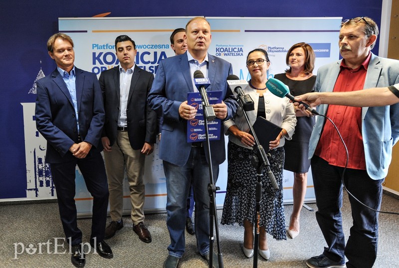 Elbląg, Michał Missan (pośrodku), w otoczeniu swojego zespołu doradców Elbląg, Michał Missan (pośrodku), w otoczeniu swojego zespołu doradców
