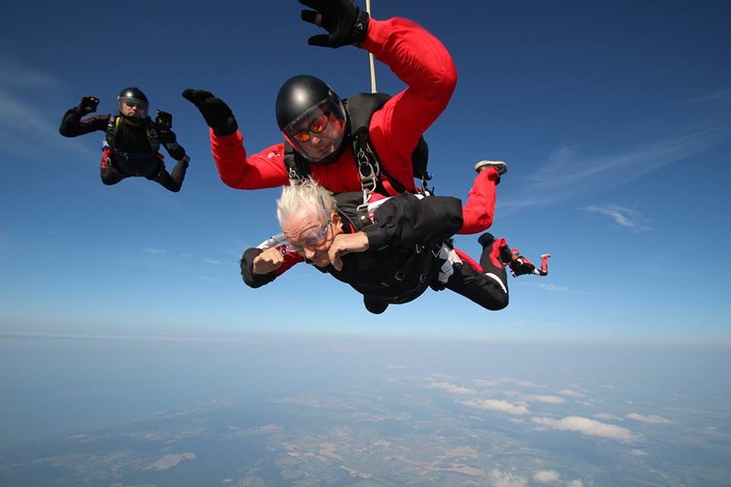 Elbląg, 90-latek skacze ze spadochronem! "Takie mam czupurne ego"