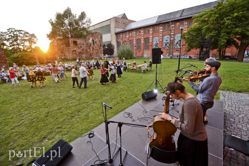 Elbląg, Na dziedzińcu Galerii El można było nie tylko posłuchać muzyki ludowej, ale i zatańczyć Elbląg, Na dziedzińcu Galerii El można było nie tylko posłuchać muzyki ludowej, ale i zatańczyć