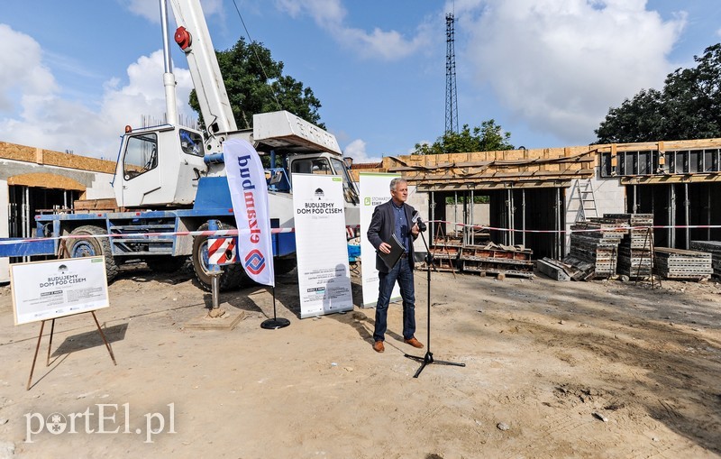 Elbląg, Dom pod Cisem ma być gotowy w czerwcu przyszłego roku - zapewniał Arkadiusz Jachimowicz