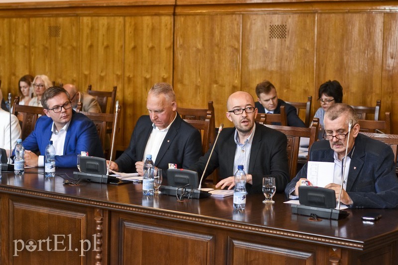 Elbląg, Prezydent kontra PiS. Spór o oddłużanie miasta