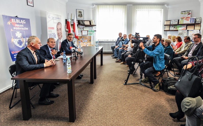 Elbląg, W spotkaniu z sympatykami PiS udział wzięli m.in. (od lewej): radny Jan Redzimski, Jerzy Wilk, wiceminister zdrowia Janusz Cieszyński i