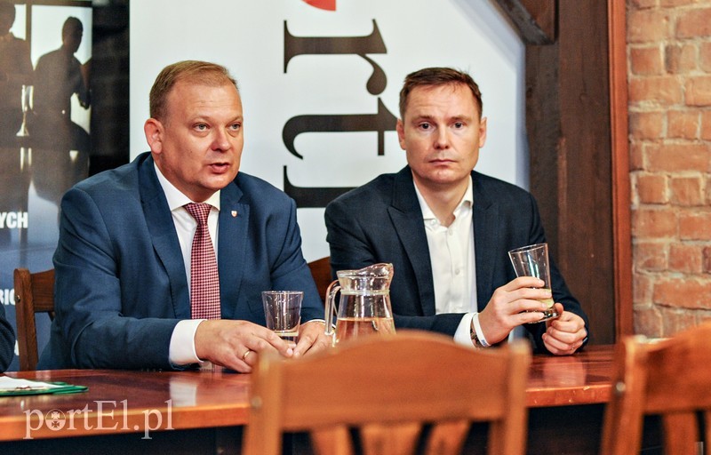 Elbląg, Michał Missan (z lewej) i Krzysztof Ciuła, prezes Elbląskiej Izby Gospodarczej
