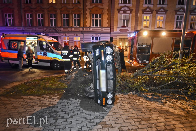 Elbląg, Uderzył w drzewo i jaguar stanął na boku