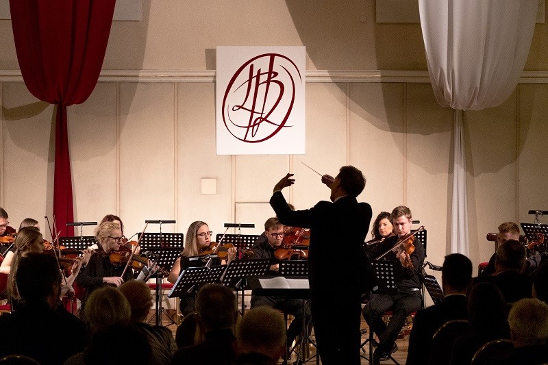 Elbląg, Biało-czerwone melodie z EOK