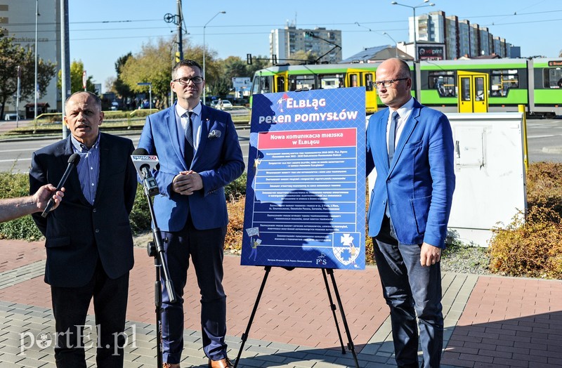 Elbląg, Zenon Lecyk (od lewej), Rafał Traks i Paweł Kowszyński przedstawiają pomysły na elbląską komunikację