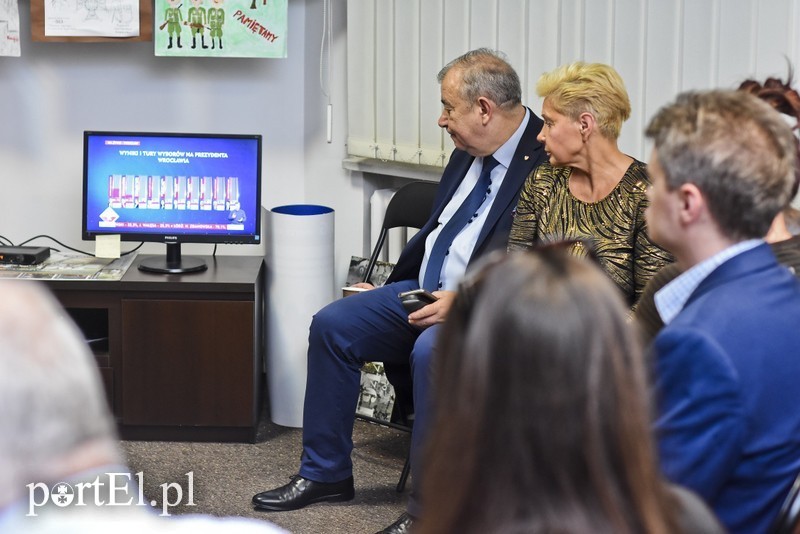 Elbląg, W sztabie wyborczym Jerzego Wilka z uwagą śledzą wyniki głosowania Elbląg, W sztabie wyborczym Jerzego Wilka z uwagą śledzą wyniki głosowania