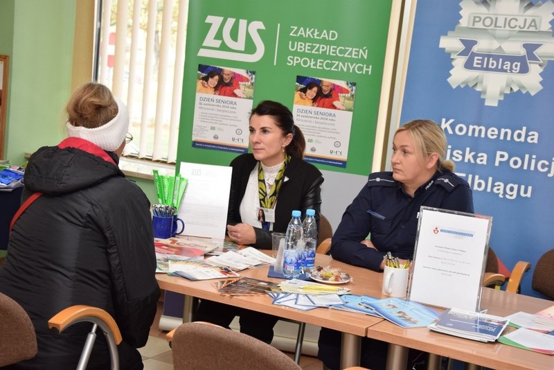 Elbląg, Dzień Seniora w ZUS-ie. Policjanci ostrzegali przed oszustami Elbląg, Dzień Seniora w ZUS-ie. Policjanci ostrzegali przed oszustami