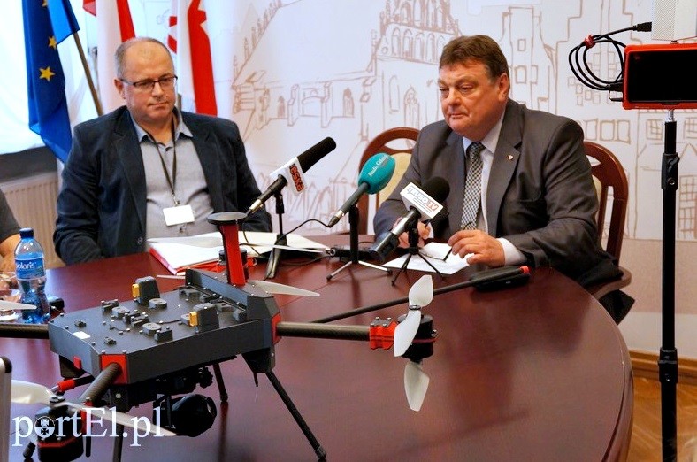 Elbląg, Tomasz Świniarski (od lewej) i prezydent Witold Wróblewski prezentują drona (foto Sebastian Malicki)
