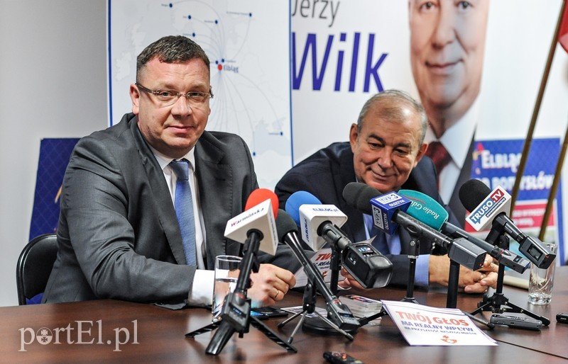 Elbląg, Wiceminister sprawiedliwości Michał Wójcik (od lewej) i kandydat na prezydenta Jerzy Wilk spotkali się z wyborcami (foto Anna Dembińska) Elbląg, Wiceminister sprawiedliwości Michał Wójcik (od lewej) i kandydat na prezydenta Jerzy Wilk spotkali się z wyborcami (foto Anna Dembińska)