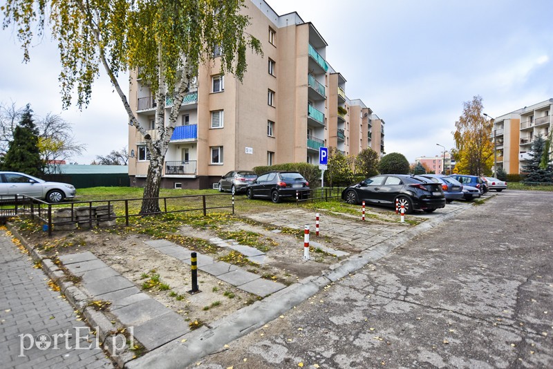 Elbląg, Z miejsc parkingowych korzysta tylko kilka osób, mimo że są one przeznaczone dla wszystkich mieszkańców bloku Elbląg, Z miejsc parkingowych korzysta tylko kilka osób, mimo że są one przeznaczone dla wszystkich mieszkańców bloku