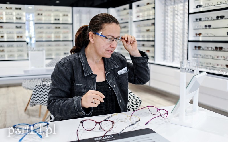 Aleksandra Kojtych podczas doboru oprawek w elbląskim salonie Optylux Optyk Aleksandra Kojtych podczas doboru oprawek w elbląskim salonie Optylux Optyk