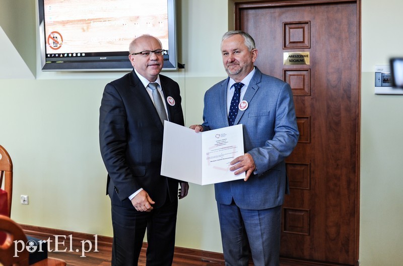 Elbląg, Maciej Romanowski (z prawej) odebrał wyróżnienie z rąk Mirosława Czapli (foto Anna Dembińska)