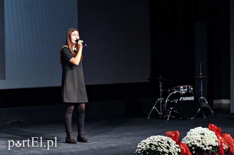 Elbląg, Michalina Józefowicz zaśpiewała "Dziewczynę z granatem" na gali podsumowującej projekt  „Młodzież wierna tradycjom niepodległości” (foto Anna Dembińska)