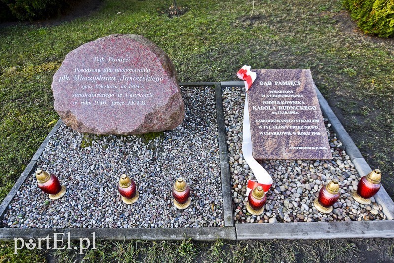 Elbląg, Przed budynkiem ZSZ nr 1 leżą tablice poświęcone oficerom WP zamordowanym w Charkowie